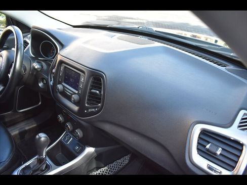 Used 2018 Jeep Compass Latitude FWD image 35