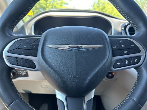 Used 2023 Chrysler Pacifica Touring-L FWD image 16