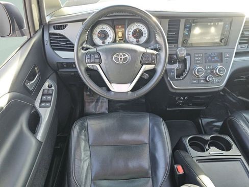 Used 2015 Toyota Sienna SE Premium image 4