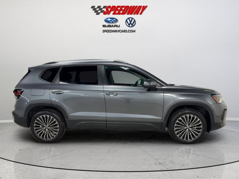 Certified 2025 Volkswagen Taos SE image 11