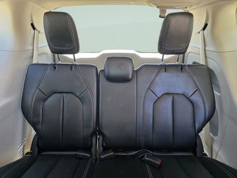 Used 2024 Chrysler Pacifica Touring-L image 22