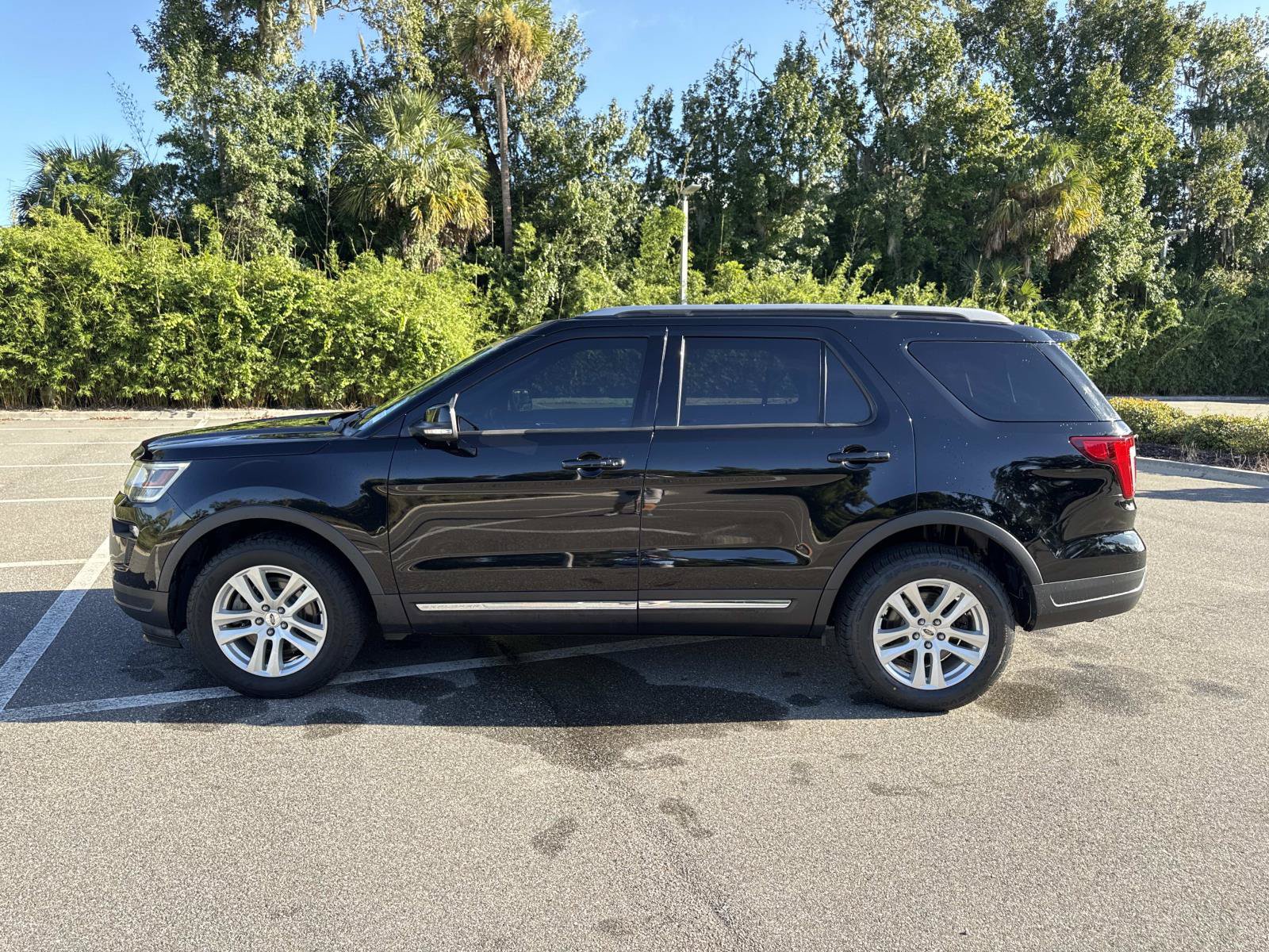 Used 2018 Ford Explorer XLT w/ Equipment Group 202A AWD/4WD image 6