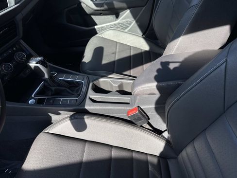 Used 2024 Volkswagen Jetta SE w/ Panoramic Sunroof Package image 16