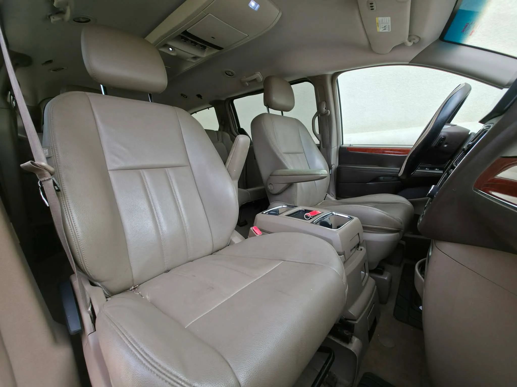 Used 2014 Chrysler Town & Country Touring FWD image 17
