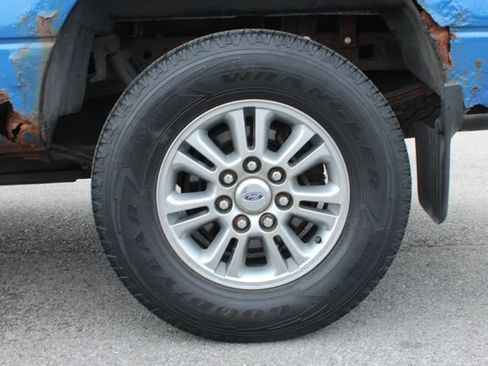 Used 2013 Ford F150 XLT w/ Mid Equipment Group AWD/4WD image 32
