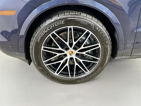 Used 2024 Porsche Cayenne w/ Sport Chrono Package image 18
