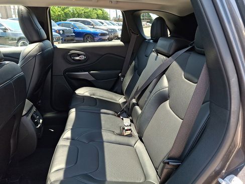 Used 2022 Jeep Cherokee Limited AWD/4WD image 9