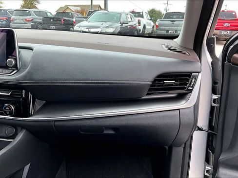 Used 2022 Nissan Rogue SV image 16