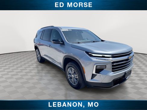 Used 2025 Chevrolet Traverse LT FWD image 2