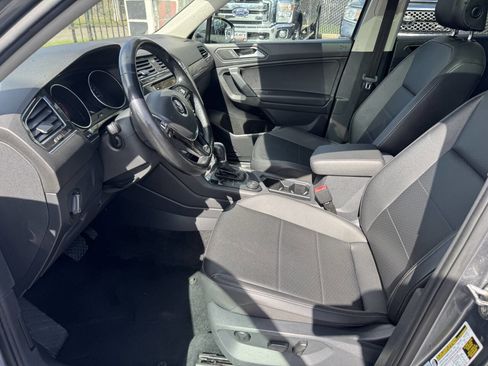 Used 2019 Volkswagen Tiguan SE w/ Panoramic Sunroof Package image 8