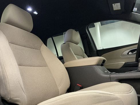 Used 2022 Chevrolet Traverse LS image 38