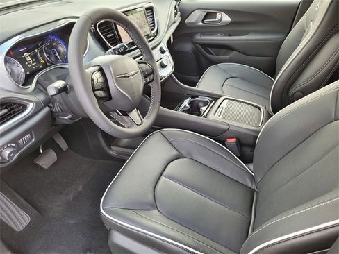 New 2026 Chrysler Pacifica Limited w/ S Appearance Package image 9