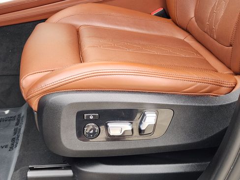 Used 2023 BMW X7 M60i w/ Executive Package image 26