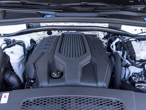 Certified 2025 Porsche Macan Base image 36