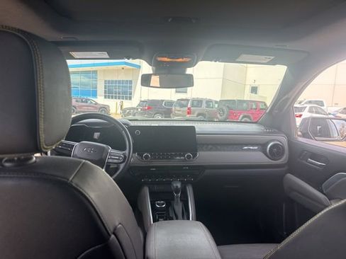 Used 2023 Chevrolet Colorado ZR2 w/ ZR2 Convenience Package III image 12