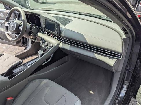 Used 2021 Hyundai Elantra SE FWD image 18