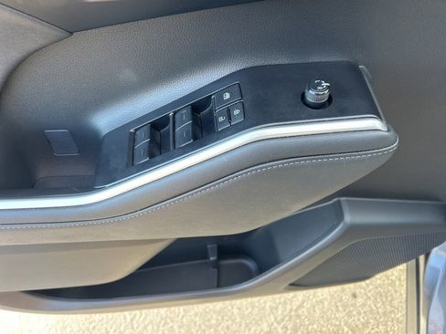 Used 2023 Toyota Highlander XLE image 4