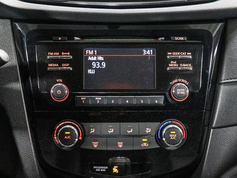 Used 2017 Nissan Rogue S FWD image 14
