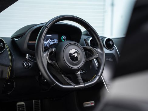 Used 2019 McLaren 570S Spider image 28