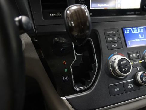 Used 2020 Toyota Sienna XLE w/ XLE Navigation Package FWD image 25