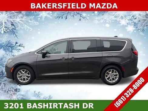 Used 2022 Chrysler Voyager LX image 2