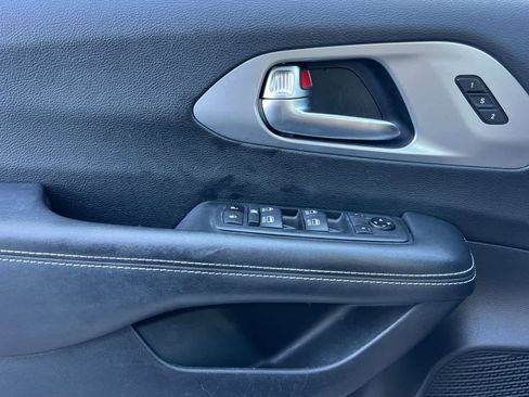 Used 2020 Chrysler Pacifica Touring-L Plus w/ S Appearance Package FWD image 12