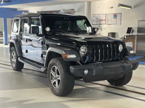 Used 2018 Jeep Wrangler Unlimited Sport S AWD/4WD image 3