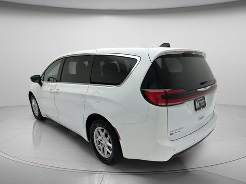 Used 2024 Chrysler Pacifica Touring-L FWD image 7