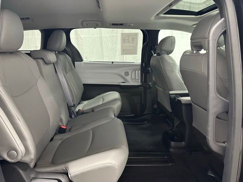Used 2025 Toyota Sienna XLE image 57