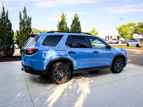 Used 2025 Honda Pilot TrailSport image 11