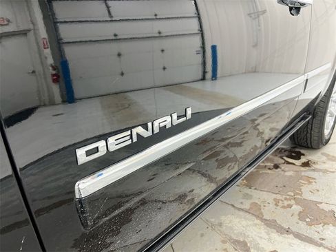 Used 2011 GMC Yukon Denali image 27
