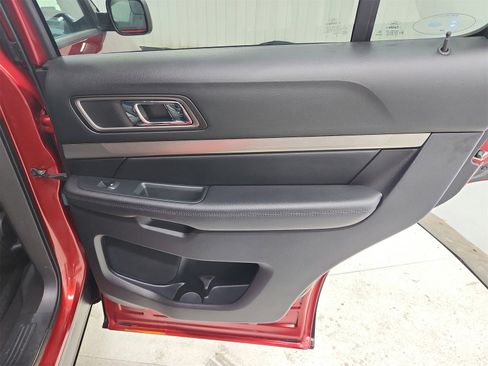 Used 2018 Ford Explorer XLT image 40