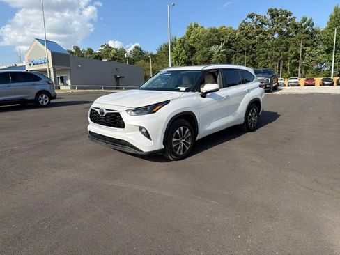 Used 2023 Toyota Highlander XLE FWD image 3