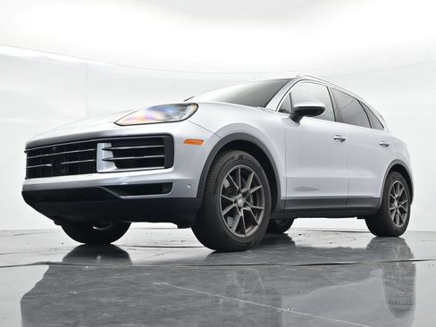 Certified 2025 Porsche Cayenne AWD/4WD image 24