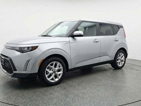 Used 2025 Kia Soul LX w/ LX Technology Package FWD image 3