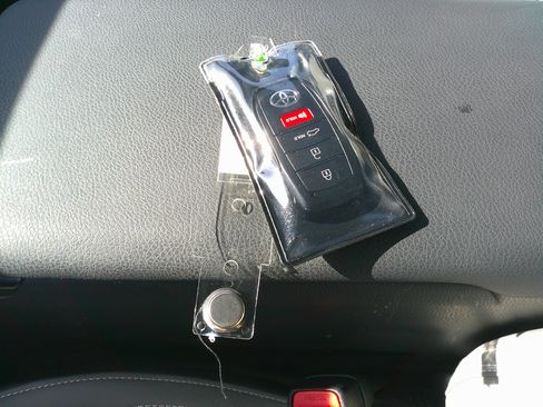 Used 2025 Toyota Camry SE image 40