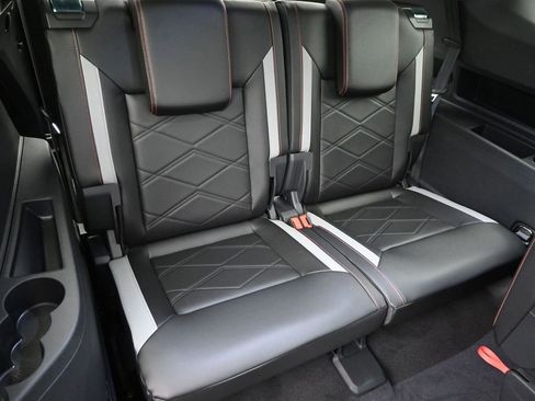 Used 2024 Volkswagen Atlas Peak Edition SE image 9