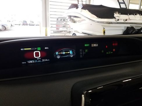 Used 2021 Toyota Prius XLE image 6