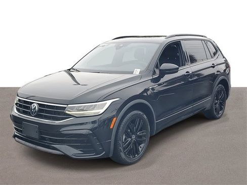 Certified 2022 Volkswagen Tiguan SE R-Line image 2