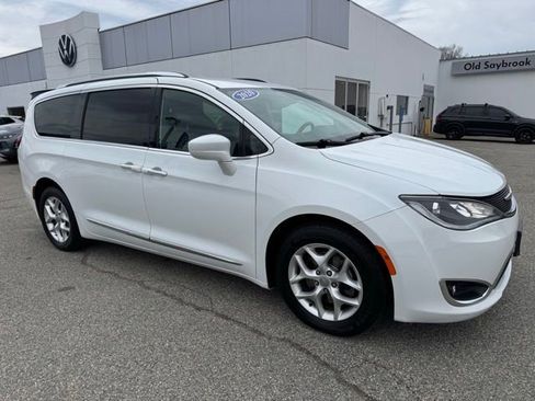 Used 2020 Chrysler Pacifica Touring-L image 3