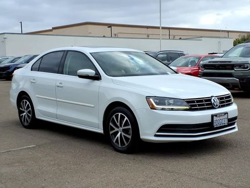 Used 2018 Volkswagen Jetta SE FWD image 3