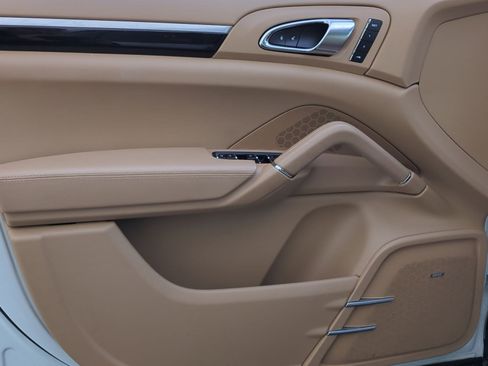 Used 2017 Porsche Cayenne Platinum Edition image 13