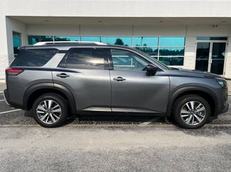Used 2025 Nissan Pathfinder SL FWD video 3