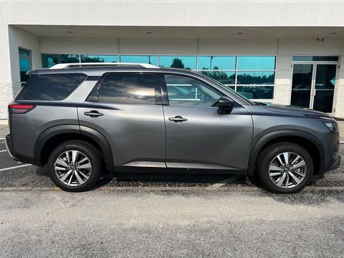 Used 2025 Nissan Pathfinder SL FWD image 3