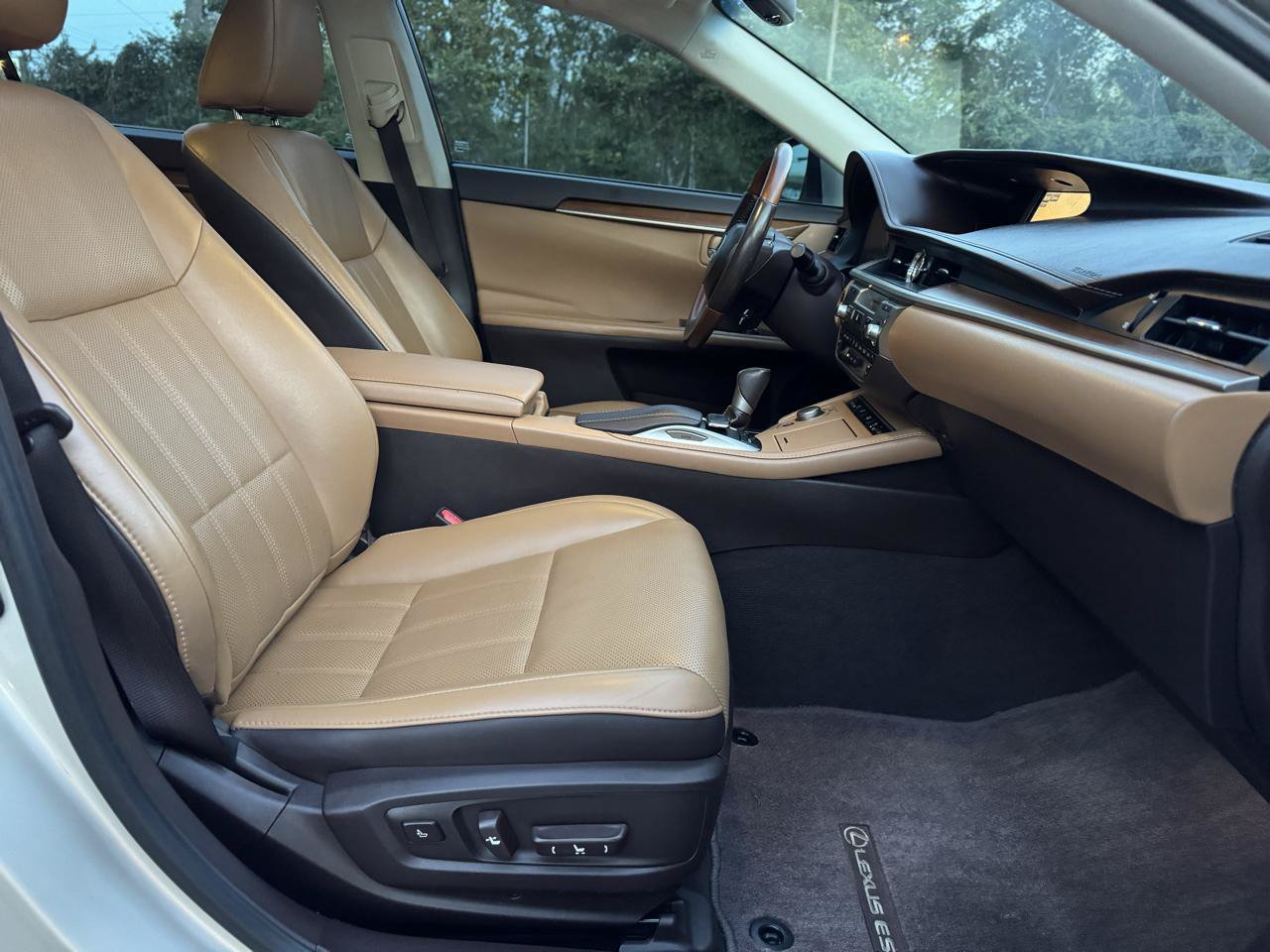 Used 2016 Lexus ES 350 w/ Luxury Package w/Wood Trim FWD image 24