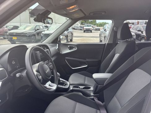 Used 2025 Kia Soul LX w/ LX Technology Package FWD image 18