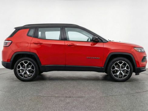 Used 2025 Jeep Compass Limited image 11