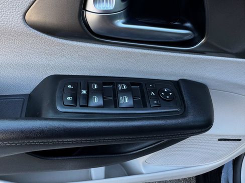 Used 2019 Chrysler Pacifica Limited w/ Advanced Safetytec Group FWD image 13