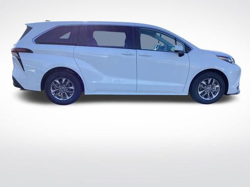 Used 2025 Toyota Sienna LE FWD image 10