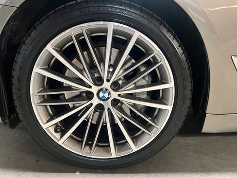 Used 2019 BMW 530i w/ Luxury Package image 14